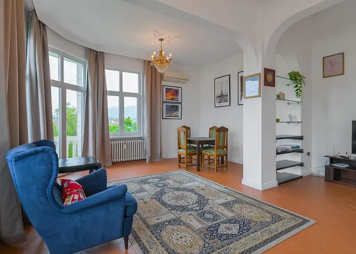 Majestic 1Bd Near Nevsky Cathedral With Balcony