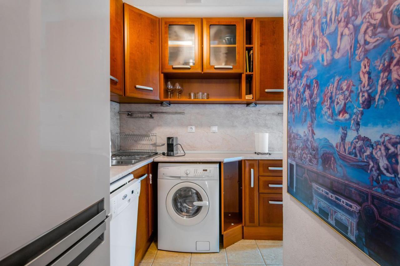Majestic 1bd Near Nevsky Cathedral With Balcony Appartement