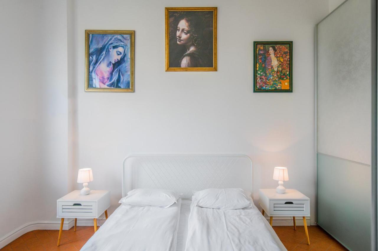 Appartement Majestic 1bd Near Nevsky Cathedral With Balcony